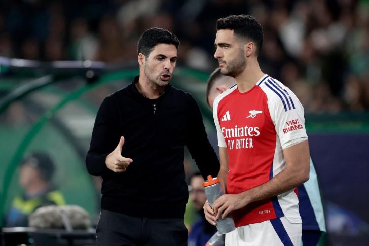 L'allenatore dell'Arsenal Mikel Arteta con Mikel Merino