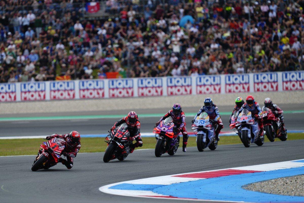 Pecco Bagnaia in testa sul circuito di Assen nel 2024