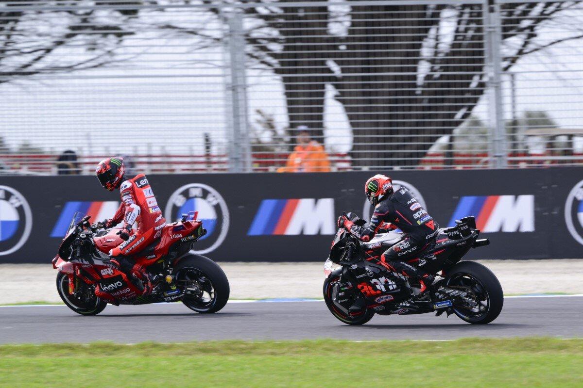 Pecco Bagnaia della Ducati e Marco Bezzecchi dell'Aprilia