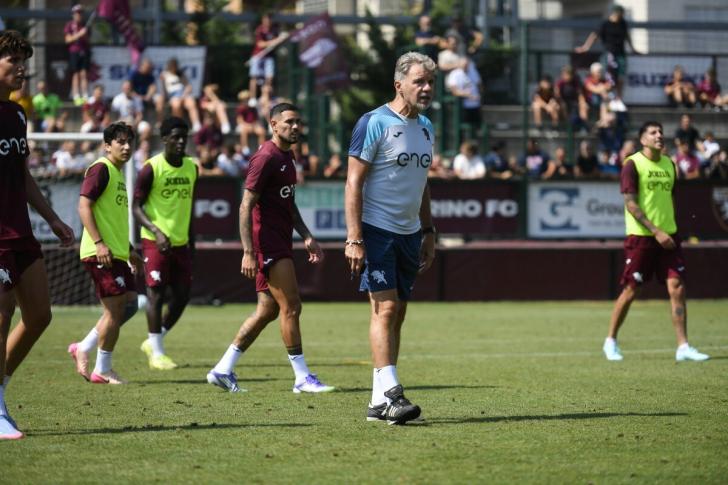 Marco Baroni dirige l'allenamento del Torino