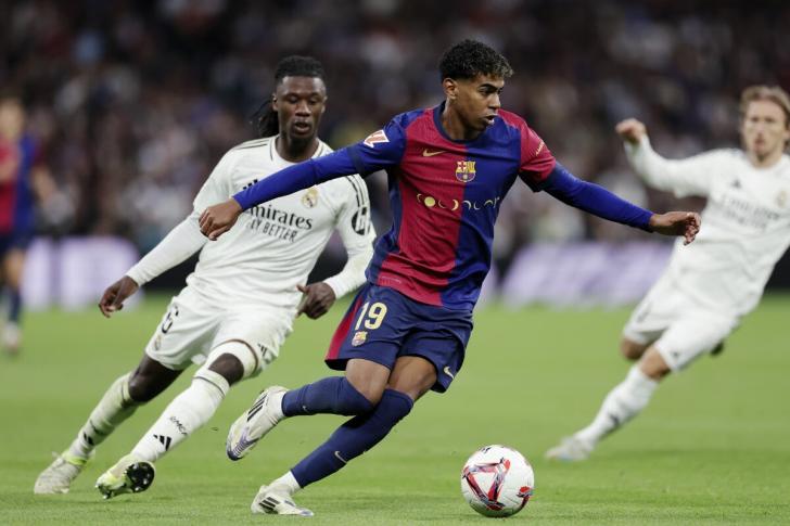 Lamin Yamal del Barcellona affronta Eduardo Camavinga del Real Madrid