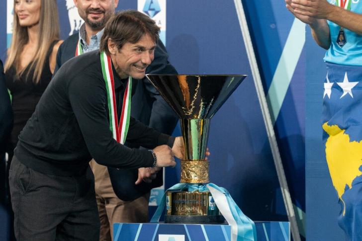 Antonio Conte durante la premiazione dello Scudetto 2024-2025 vinto dal Napoli