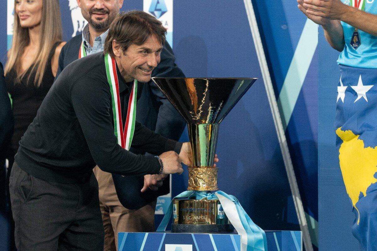 Antonio Conte durante la premiazione dello Scudetto 2024-2025 vinto dal Napoli