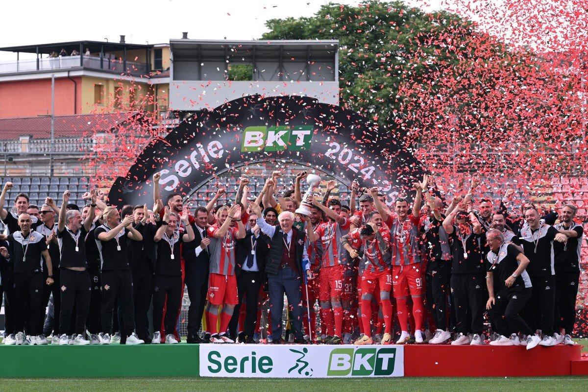 La Cremonese festeggia la promozione in Serie A nei play-off di Serie B 2025