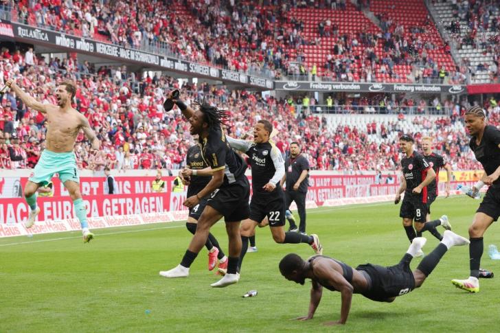 I giocatori dell'Eintracht Francoforte festeggiano la qualificazione in Champions League
