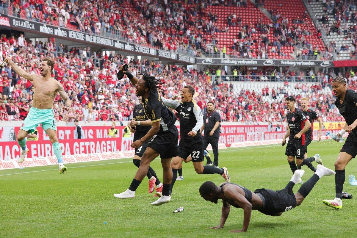 I giocatori dell'Eintracht Francoforte festeggiano la qualificazione in Champions League