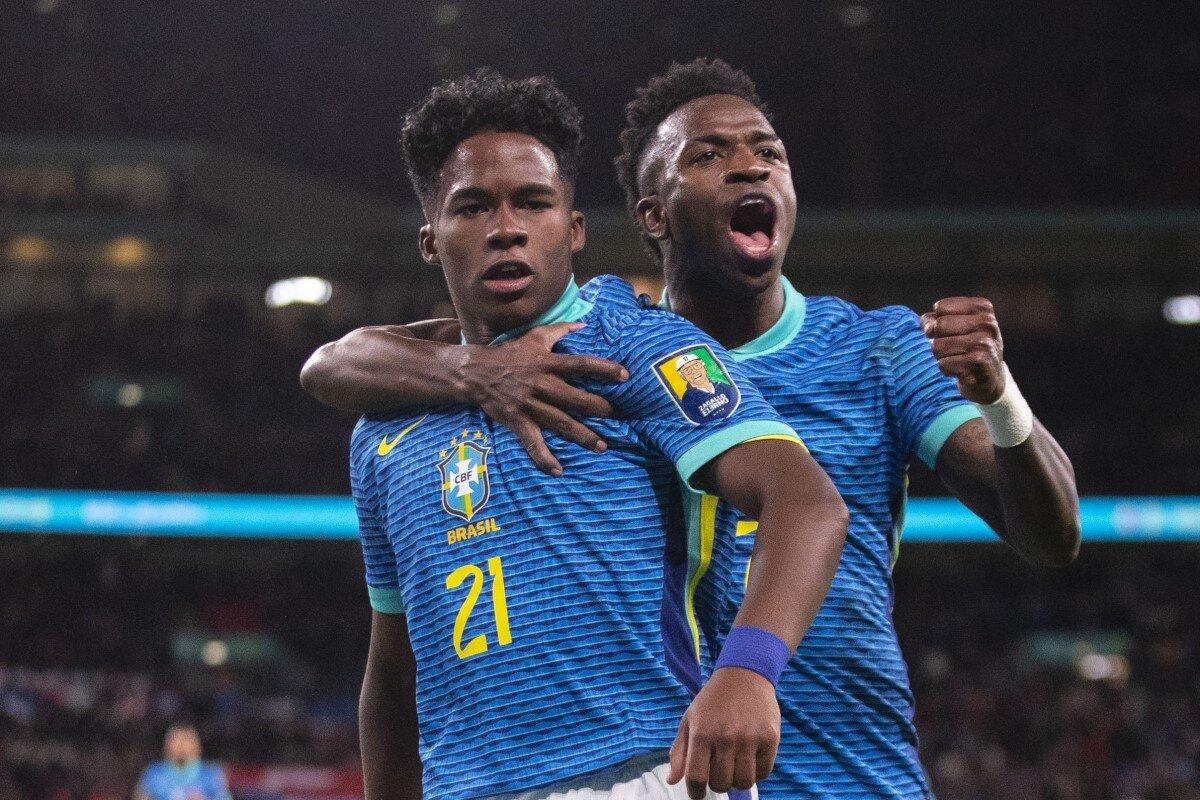 Endrick e Vinicius Jr. festeggiano una vittoria del Brasile