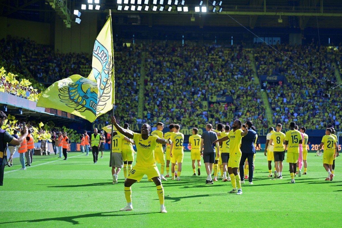 Karl Etta Eyong celebra la qualificazione del Villarreal alla Champions League