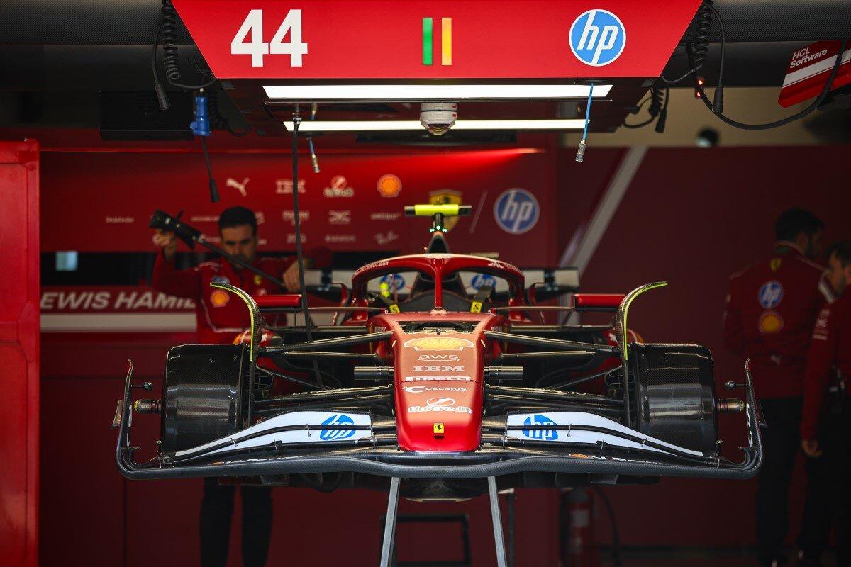 La Ferrari di Lewis Hamilton ai box
