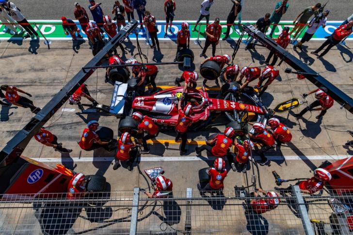 La Ferrari di Lewis Hamilton ai box