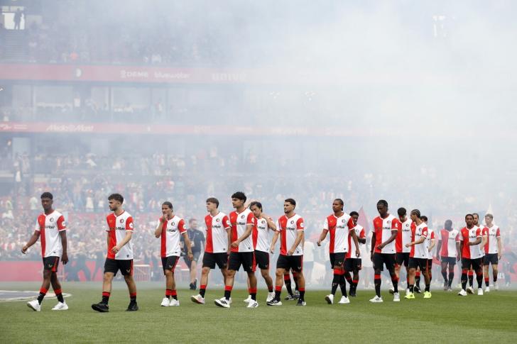 La presentazione della formazione 2025-2026 durante il Feyenoord Open Day 2025