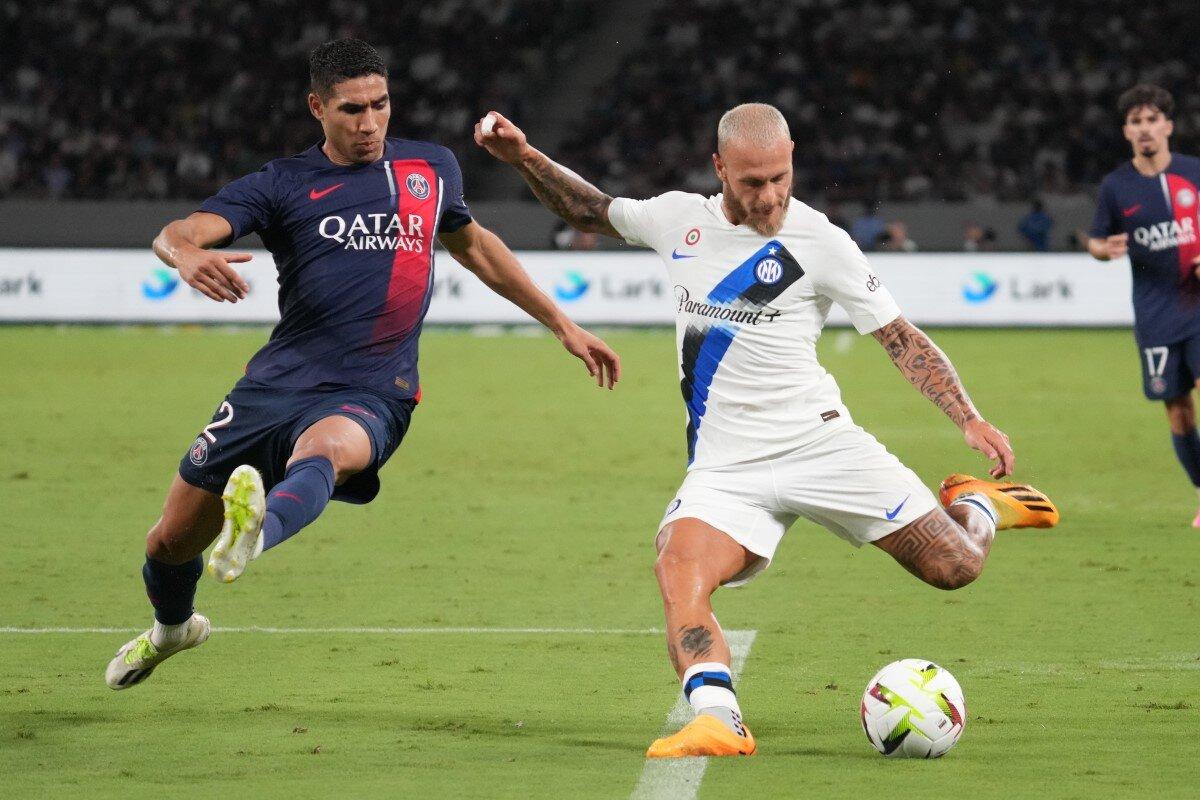 Federico Dimarco dell'Inter affronta Achraf Hakimi del PSG in amichevole nel 2023