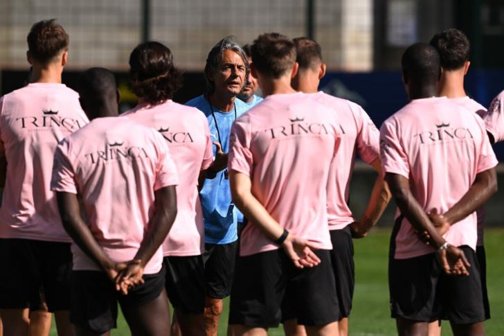 L'allenatore del Palermo Filippo Inzaghi a colloquio con la squadra