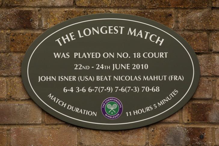 La targa che celebra la partita di tennis più lunga della storia tra Isner e Mahut a Wimbledon