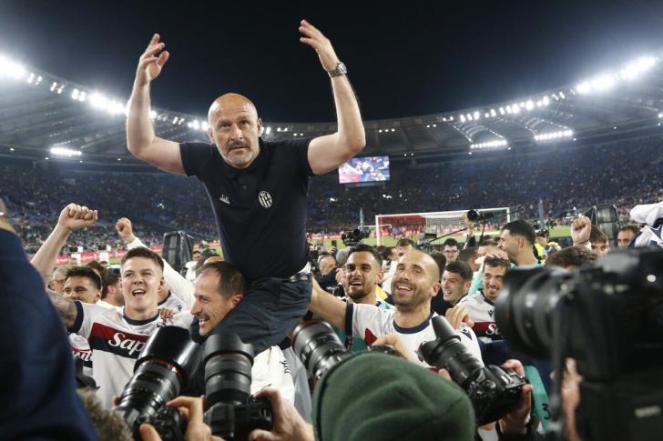 L'allenatore del Bologna Vincenzo Italiano portato in trionfo dalla squadra dopo la vittoria della Coppa Italia