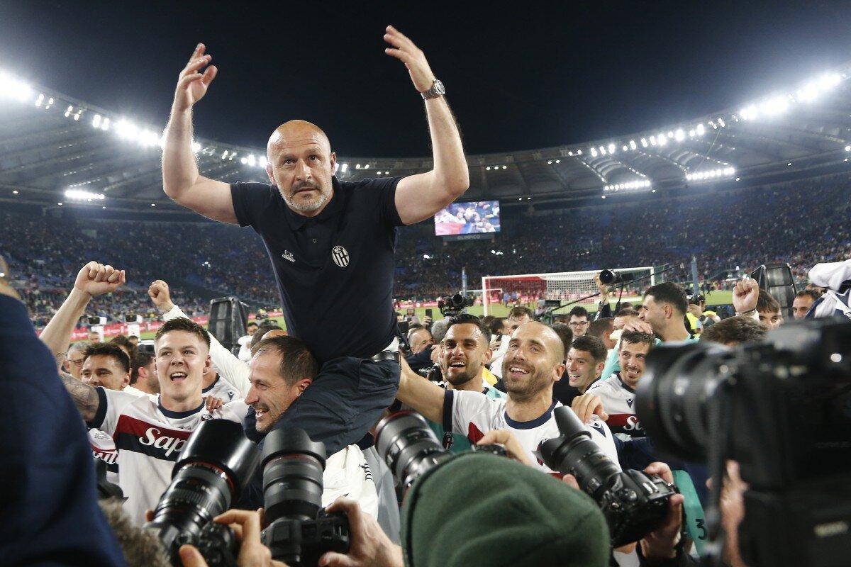 L'allenatore del Bologna Vincenzo Italiano portato in trionfo dalla squadra dopo la vittoria della Coppa Italia