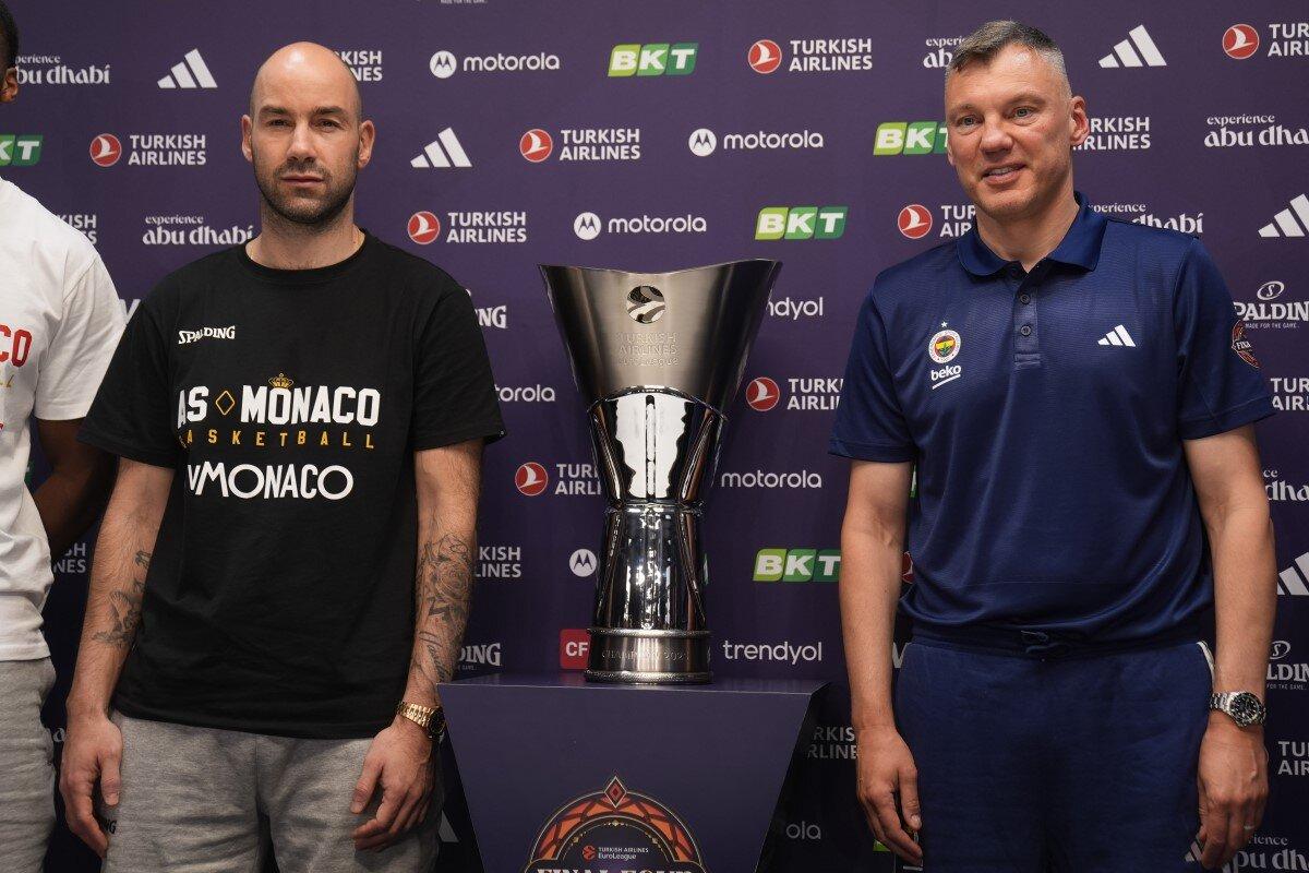 L'allenatore del Fenerbahce Sarunas Jasikevicius con il collega del Monaco Vassilis Spanoulis durante la presentazione della finale di Eurolega
