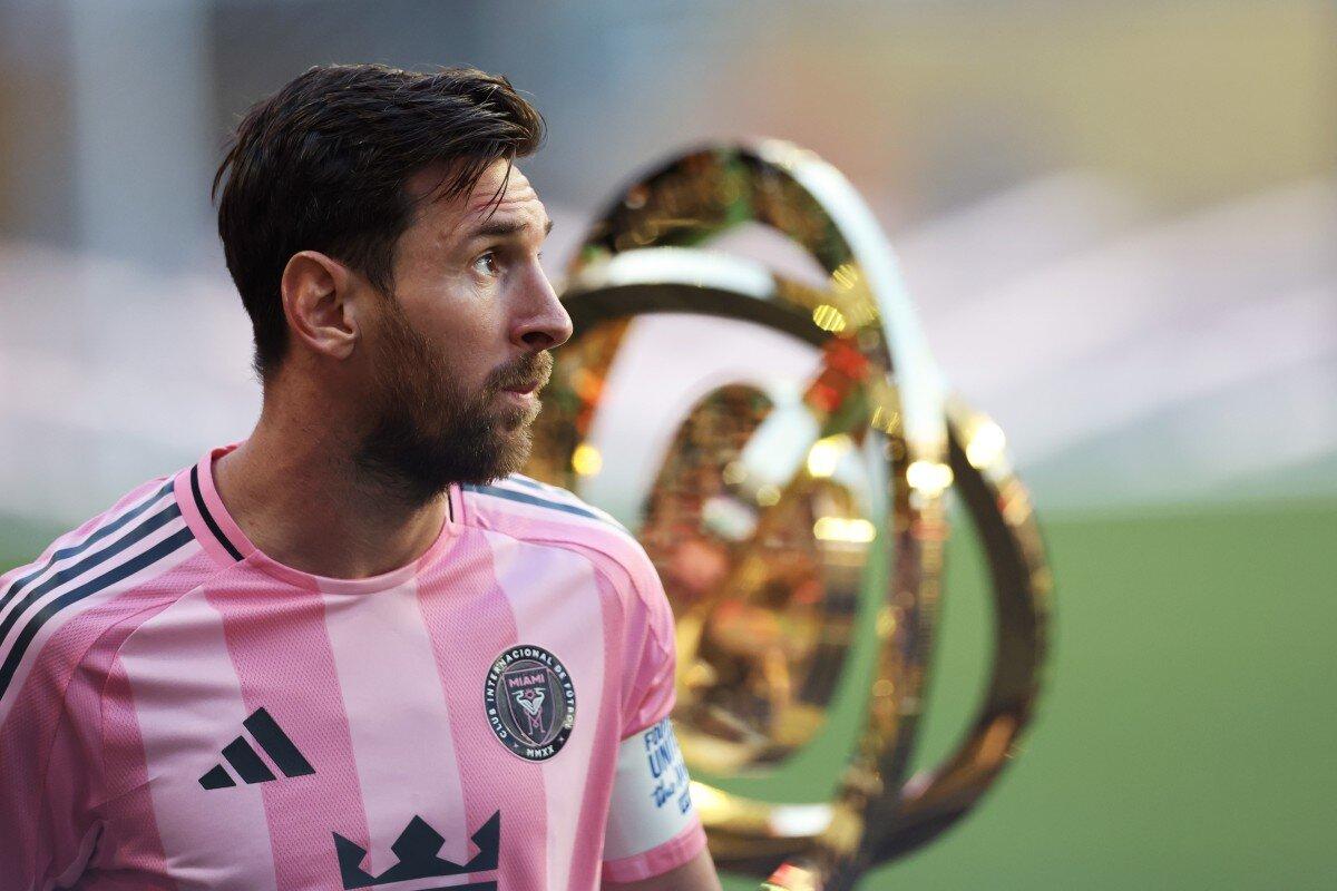 Leo Messi dell'Inter Miami con il trofeo del Mondiale per Club