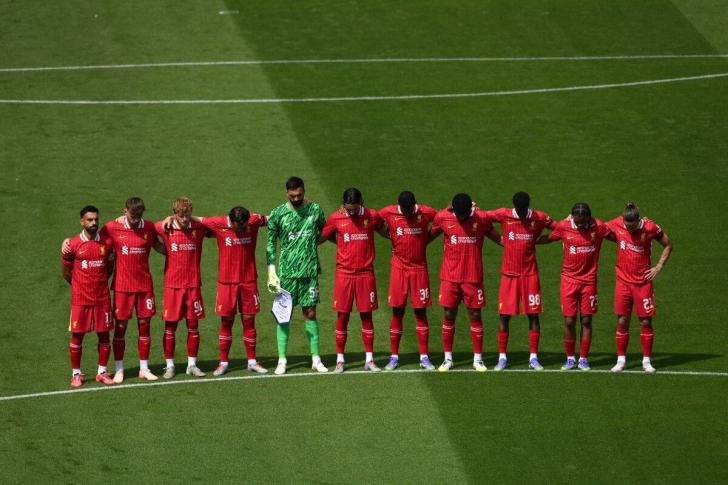 La formazione del Liverpool durante il minuto di silenzio nella prima amichevole 2025-2026 in onore di Diogo Jota