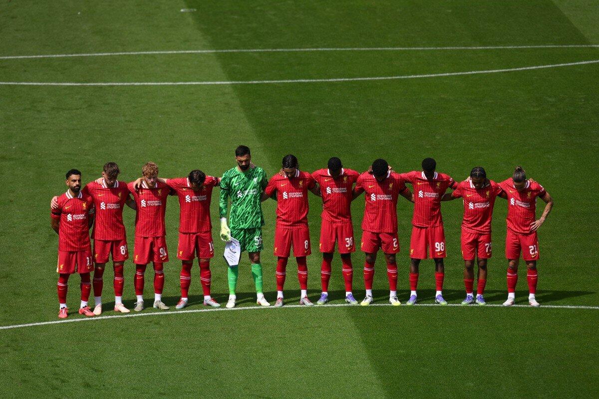 La formazione del Liverpool durante il minuto di silenzio nella prima amichevole 2025-2026 in onore di Diogo Jota