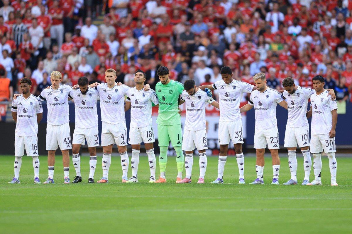 La formazione del Manchester United in occasione del minuto di silenzio in memoria di Diogo Jota nella prima amichevole del 2025-2026