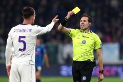 L'arbitro Matteo Marcenaro mostra il cartellino giallo a Marin Pongracic della Fiorentina