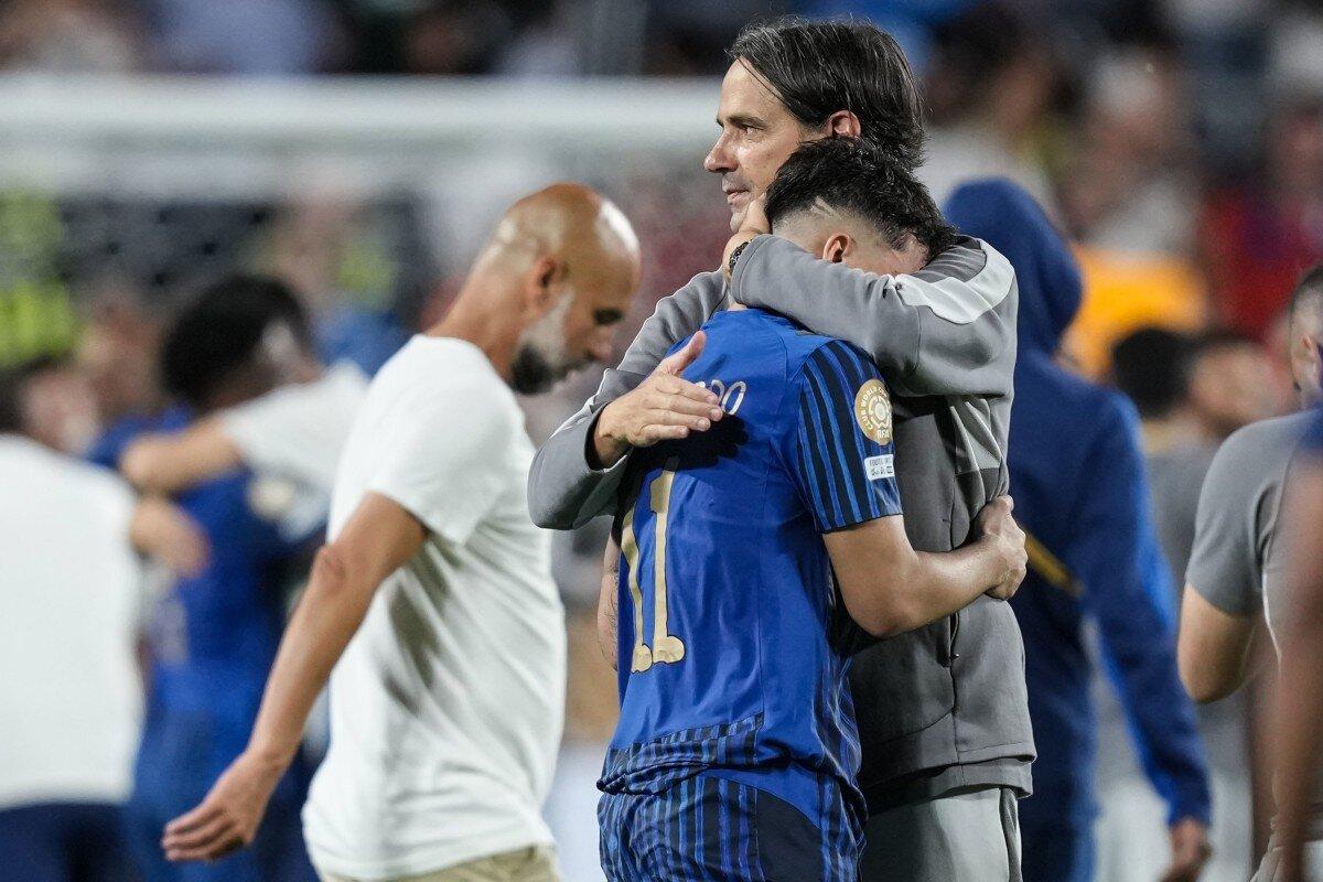 Marco Leonardo dell'Al-Hilal con l'allenatore Simone Inzaghi