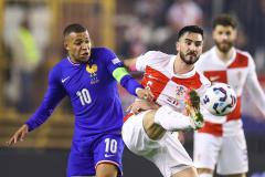 Kylian Mbappé affronta Josip Sutalo in Croazia-Francia