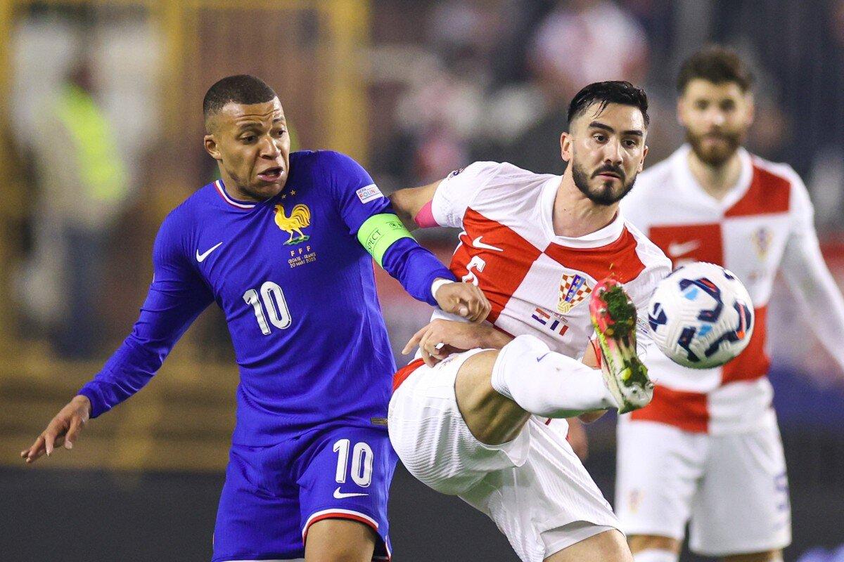 Kylian Mbappé affronta Josip Sutalo in Croazia-Francia