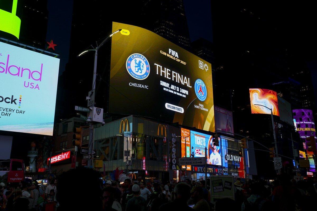 L'annuncio della finale del Mondiale per Club tra Chelsea e Paris Saint-Germain a Times Square, New York
