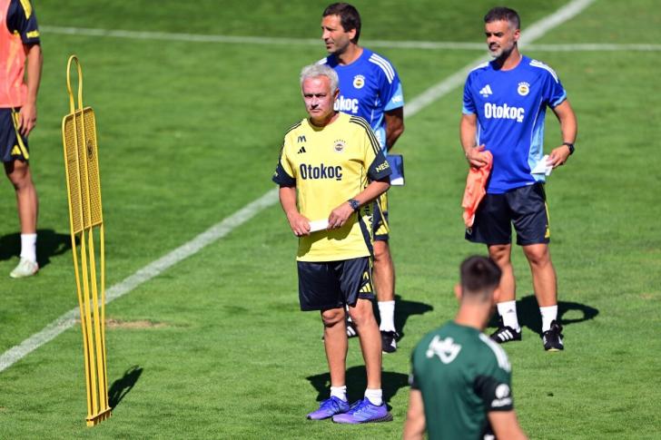 L'allenatore del Fenerbahce José Mourinjo durante un allenamento