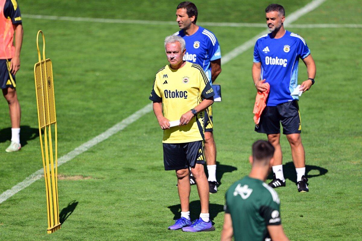L'allenatore del Fenerbahce José Mourinjo durante un allenamento