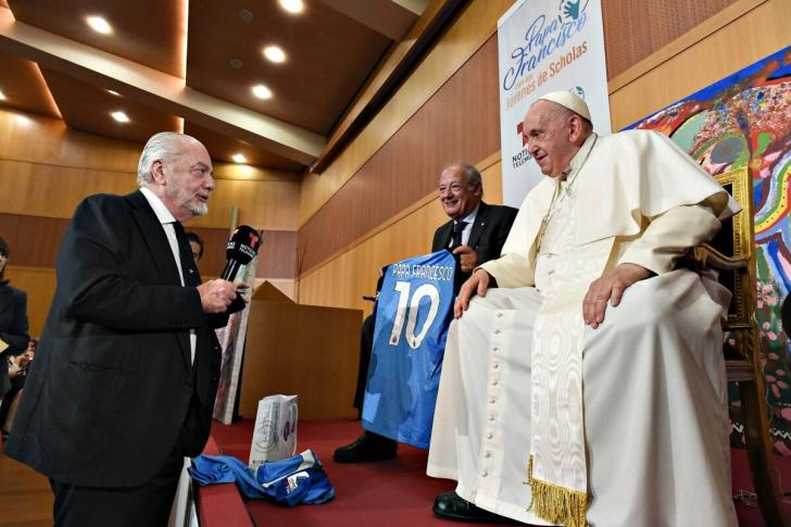 Papa Francesco in un incontro con il presidente del Napoli Aurelio De Laurentiis