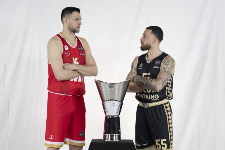  Kostas Papanikolaou dell'Olympiacos Piro e Mike James del Monaco con il trofeo dell'Eurolega
