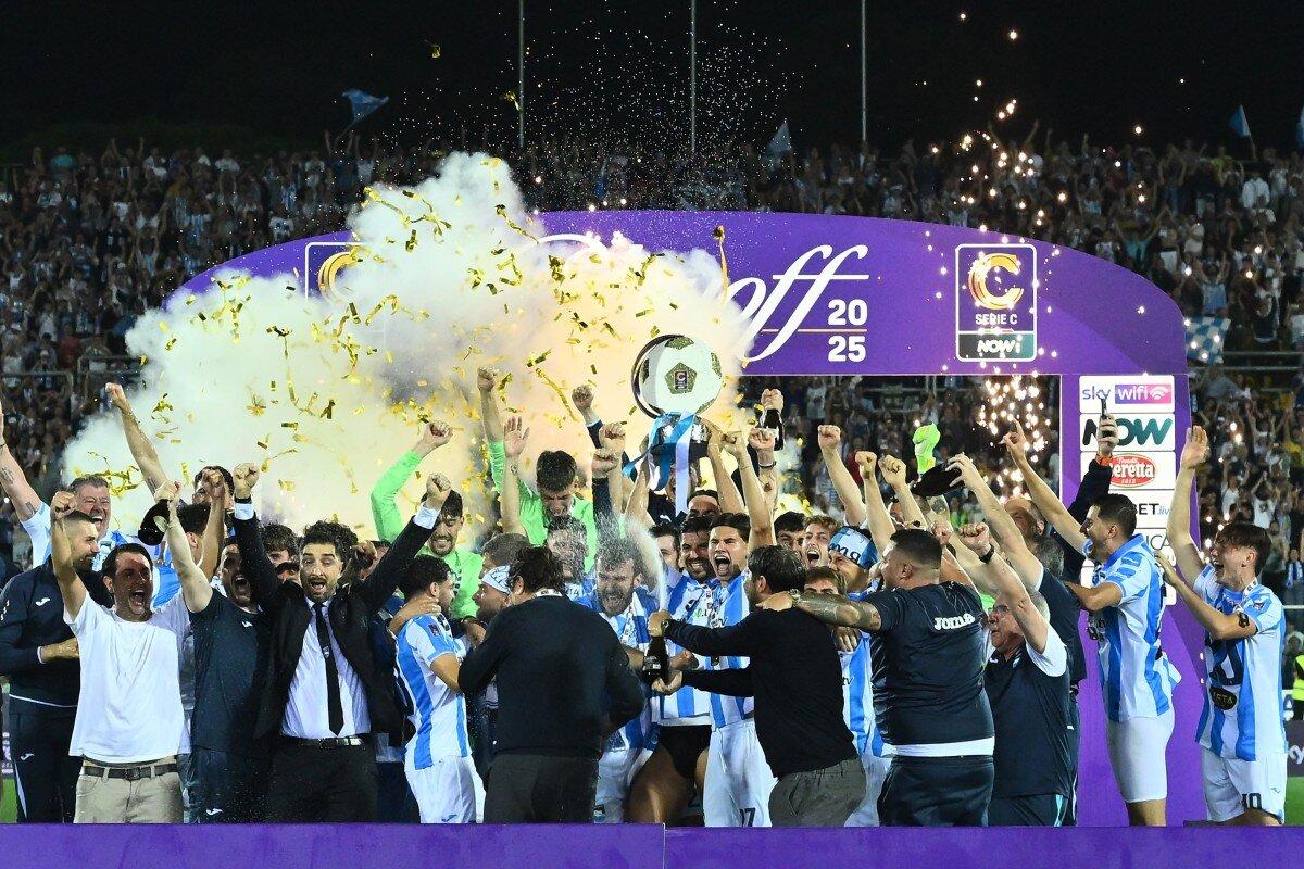 Il Pescara festeggia la vittoria del play-off di Serie C del 2025