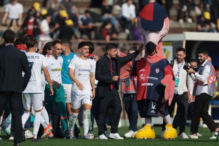 Il neo allenatore del Cagliari Fabio Pisacane con la mascotte Pully