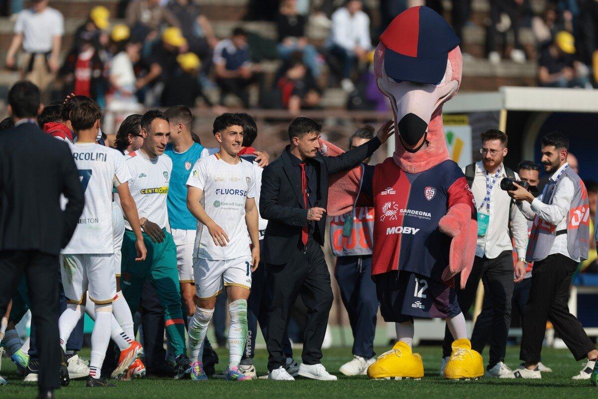 Il neo allenatore del Cagliari Fabio Pisacane con la mascotte Pully
