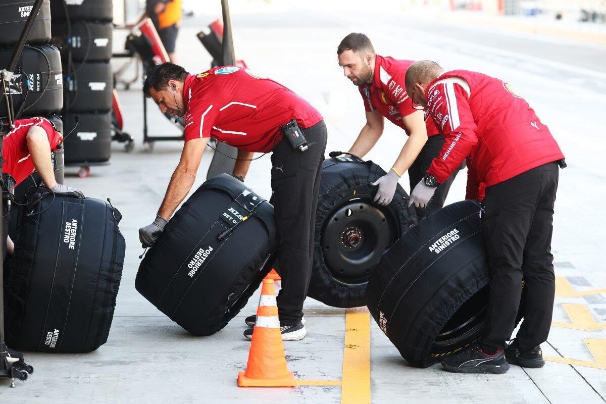 La scuderia Ferrari alle prese con i pneumatici