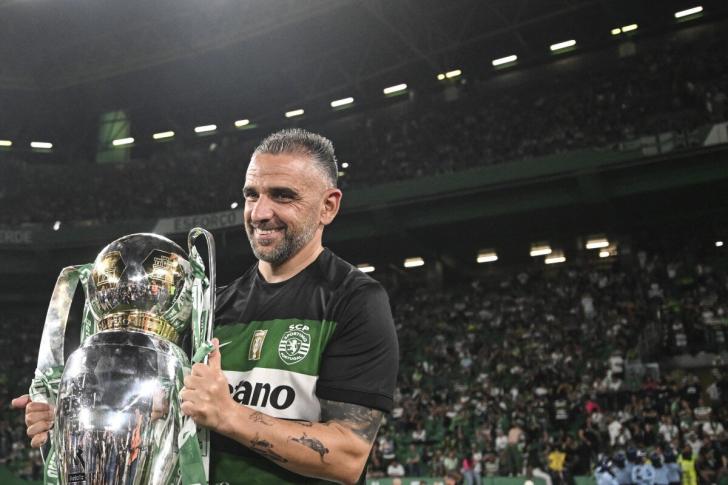 L'allenatore dello Sporting di Lisbona Rui Borges con il trofeo della Primeira Liga conquistato la scorsa stagione