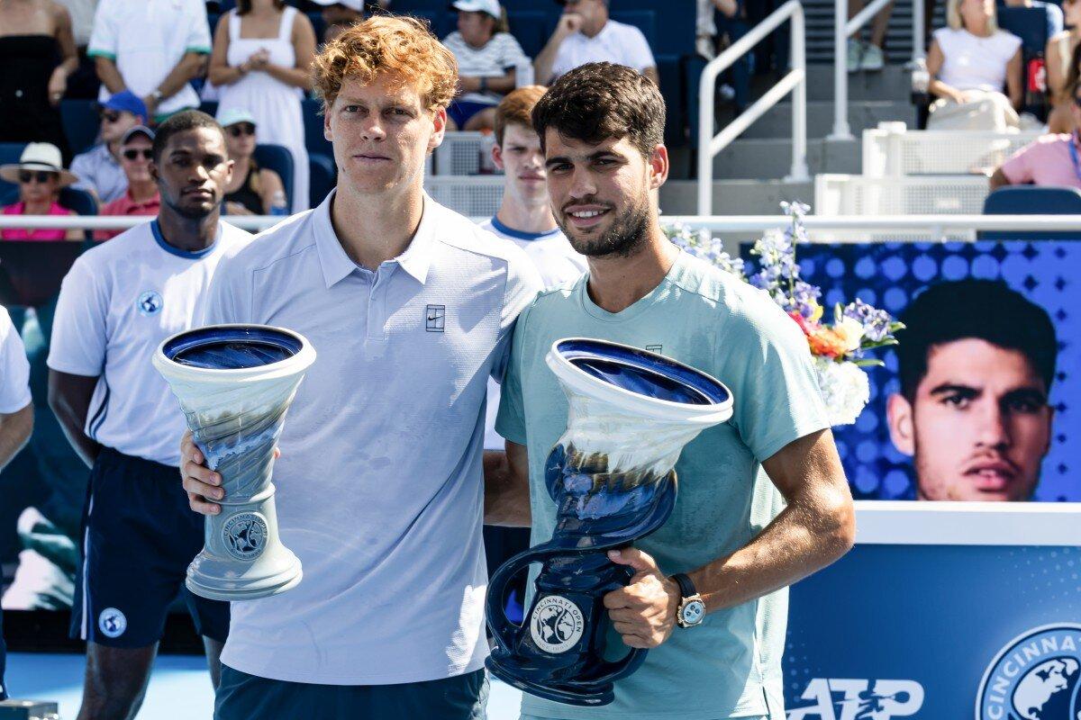 Jannik Sinner e Carlos Alcaraz alla premiazione del torneo di Cincinnati