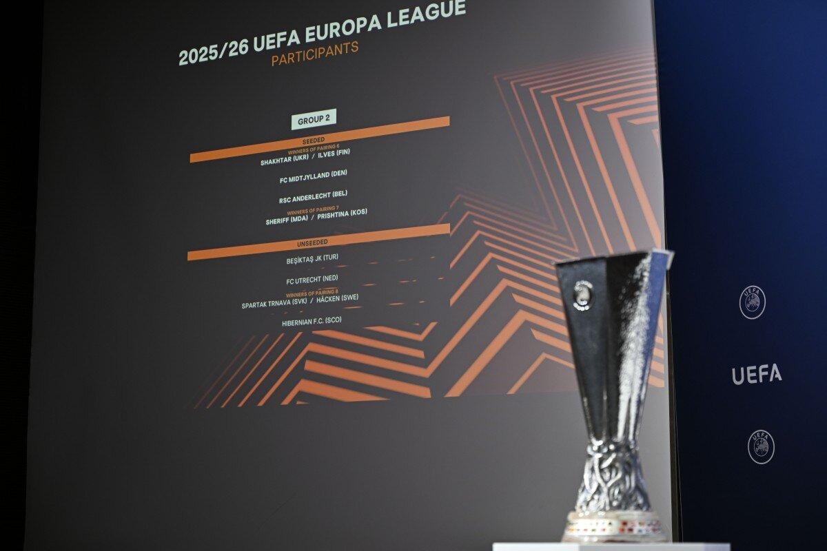 Un momento del sorteggio della Europa League