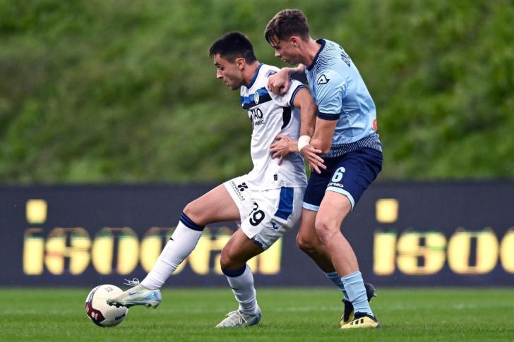 Vanja Vlahovic dell'Atalanta Under 23 contrastato da Gabriele Boloca dell'Albinoleffe