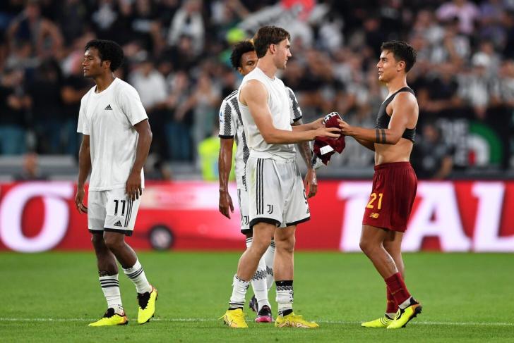 Dusan Vlahovic della Juventus e Paulo Dybala della Roma